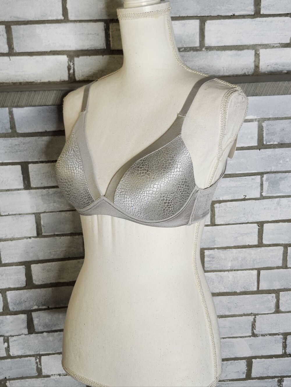 • NWT Warners Back Smoothing Light Lift Wireless T-Shirt Bra Size 34B Platinum